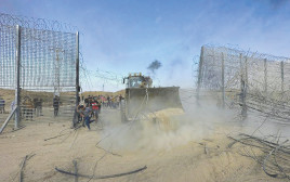 חמאס פורצים את הגדר ב-7 באוקטובר (צילום: רויטרס)