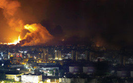 עשן מיתמר מעל הפרפרים הדרומיים של לבנון (צילום: רויטרס)