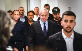 בנימין נתניהו בבית המשפט (צילום: אבשלום ששוני)