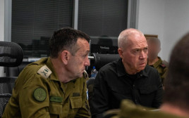 יואב גלנט והרמטכ"ל הרצי הלוי בערב התקיפה האיראנית, 1.10.24 (צילום: תקשורת שר הביטחון)