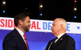ג׳יי די ואנס, המועמד הרפובליקני לסגן הנשיא וטים וולז, המועמד הדמוקרטי לסגן הנשיא בעימות (צילום: רויטרס)