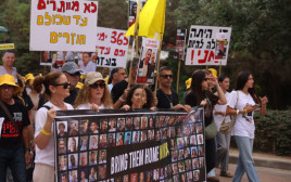צעדת משפחות החטופים של קיבוץ בארי יחד עם חברי הקיבוץ, 7 באוקטובר 2024  (צילום: מאיה משל)