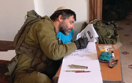 בעז פיין מאייר את יומן המלחמה (צילום: באדיבות המצולם)