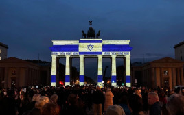 שער ברנדנבורג מואר בדגל ישראל (צילום: שחר עזרן)