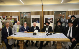 ספר התורה לזכר נרצחי השבעה באוקטובר הוכנס לכותל (צילום: רותם להב)