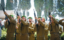 ירי כבוד במהלך לוויה צבאית (צילום: פלאש 90)