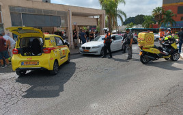 זירת הדקירה בפרדס חנה (צילום: תיעוד מבצעי מד"א)