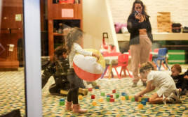 מפונים מקיבוץ מפלסים  (צילום: שלומי יוסף)