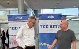 ברלו וברקו. עוז ברלוביץ', מנכ"ל ארקיע, עם איל ברקוביץ' לפני הטיסה למנצ'סטר (צילום: יחצ)