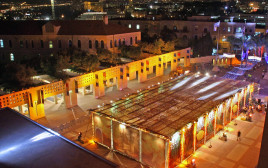 סוכה בכיכר ספרא בירושלים (צילום: עיריית ירושלים)