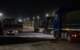 משאיות סיוע הומניטרי נכנסות דרך מעבר "ארז מערב" (צילום: דובר צה"ל)