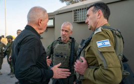 הרצי הלוי, רונן בר, יואב גלנט (צילום: אריאל חרמוני, משרד הביטחון)