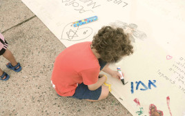 ברגע אחד, כל חומות ההגנה שבנינו כדי לשמור על ילדינו – נפלו (צילום: אבשלום ששוני)