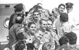 חזרת שבויים ממצרים, 17.11.73 (צילום: יעקב סער, לע"מ)