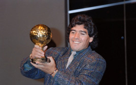 דייגו מראדונה עם פרס כדור הזהב, 1986 (צילום: GettyImages, PASCAL GEORGE/AFP)