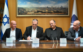 החתימה על העסקה לרכש מערכות יירוט בלייזר (צילום: אגף דוברות וקשרי ציבור במשרד הביטחון)