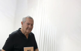 ניצב בדימוס שמעון לוי עם ספרו החדש, "מלחמת בני שרה" (צילום: דודו גרינשפן)