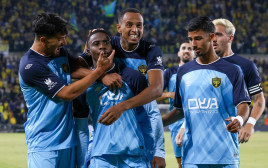 שחקני בית"ר ירושלים חוגגים עם טימו מוזי (צילום: דני מרון)