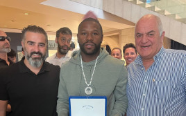 עופר יונסוף מבעלי ג'י בי תכשיטנים, פלויד מייוות'ר ונאור יונסוף  (צילום: שירת יונסוף)