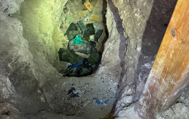 מנהרת האמל"ח שנחשפה בעמק יזרעאל (צילום: דוברות המשטרה)