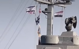 התיעוד שמעורר סערה ברשת - ספינת מלחמה עם דגלי ישראל ומצרים (צילום: רשתות ערביות, שימוש לפי סעיף 27 א')