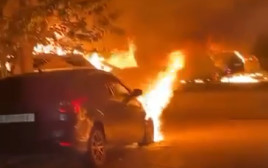 הצתת רכבים באל בירה הסמוכה לרמאללה (צילום: צילום מסך רשתות ערביות)