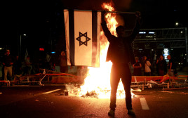 מפגין על איילון לאחר פיטורי יואב גלנט, נובמבר 2024 (צילום: רויטרס)