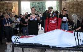 יגאל שילון מובא למנוחות: משפחתו נפרדת  (צילום: אבשלום ששוני)