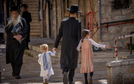 חרדים בשכונת מאה שערים בירושלים (צילום: מיכאל גלעדי, פלאש 90)