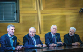 יאיר לפיד, בני גנץ, אביגדור ליברמן ויאיר גולן במסיבת העיתונאים (צילום: יונתן זינדל, פלאש 90)