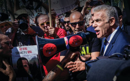 יאיר לפיד בהפגנה למען שחרור החטופים (צילום: אבשלום ששוני)