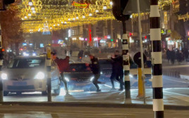 פוגרום באמסטרדם (צילום: X/iAnnet/via REUTERS)