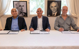 פרופ׳ זיו רייך סגן נשיא מכון וייצמן, פרופ׳ אלון חן נשיא מכון וייצמן , יצחק סוארי (צילום: יחצ)