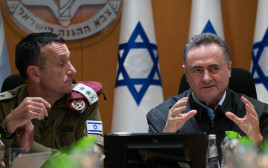שר הביטחון ישראל כ"ץ והרמטכ"ל הרצי הלוי (צילום: שירה קינן, משרד הביטחון)