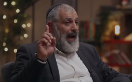צבי יחזקאלי בפגישה אצל רוני קובן (צילום: באדיבות כאן 11)