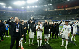 רן בן שמעון חוגג עם שחקני נבחרת ישראל (צילום: GettyImages, Ibrahim Ezzat/Anadolu)
