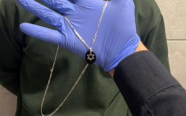 שרשרת עם תליון מגן דוד שנתפסה ברשות השב"ח החשוד (צילום: דוברות המשטרה)