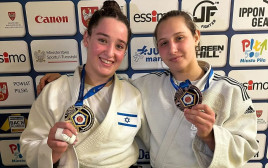 גאיה בר אור (מימין) עם מדליית ארד, יולי מישינר עם מדליית זהב, אליפות אירופה בג'ודו עד גיל 23 (צילום: אתר רשמי, איגוד הג'ודו)