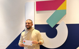 אור בן דוד מקבל את הצ'ק (צילום: יחצ)