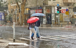 גשם בתל אביב (צילום: אבשלום ששוני)
