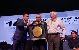 מאיר עוזיאל זוכה בפרס מפעל החיים בכנס העיתונות ה-16 באילת (צילום: אודי פורטל, אגודת העיתונאים בת"א)
