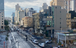 זירת הפגיעה הישירה ברמת גן (צילום: אבשלום ששוני)