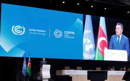 ועידת האקלים COP29 בבאקו. על רקע התמונה, שר הסביבה והאקלים הנוורוגי  (צילום: רויטרס)
