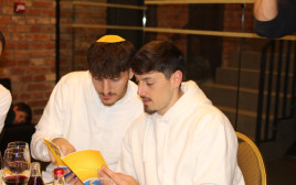 יפתח זיו ורומן סורקין קוראים בהגדה (צילום: אתר רשמי, מכבי תל אביב באינסטגרם)