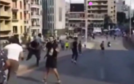 תומכי חיזבאללה נרדפים בביירות (צילום: צילום מסך רשתות ערביות)