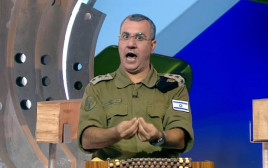 אביחי אדרעי בארץ נהדרת (צילום: צילום מסך, קשת 12)