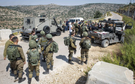 חיילי צה''ל מתעמתים עם מתנחלים  (צילום: שריה דיאמנט, פלאש 90)