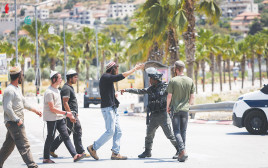 מתנחלים בעימות עם כוחות הביטחון  (צילום: יונתן זינדל, פלאש 90)