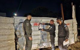 צו סגירה (צילום: דוברות המשטרה)