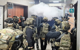 כוחות צבא פושטים על הפרלמנט בסיאול, לאחר הכרזת דרום קוריאה על ממשל צבאי (צילום: רויטרס)